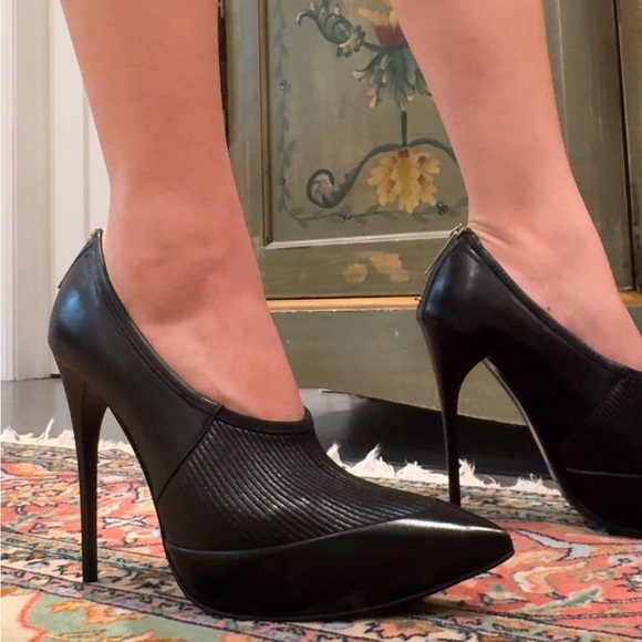 Burberry Prorsum Leather Pumps - Picture 2 of 11